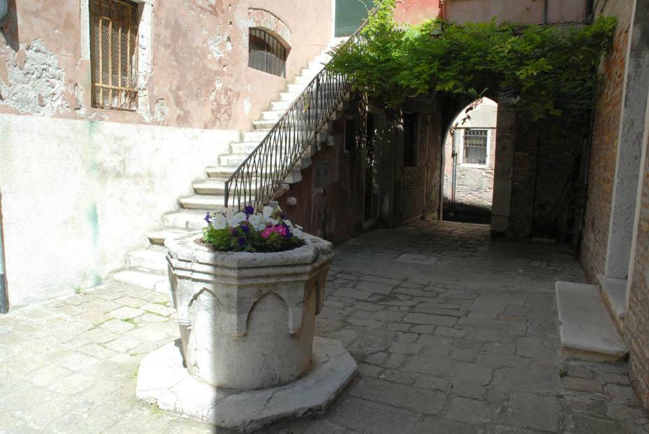 Dorsoduro - Corte Della Comare Venedig Exteriör bild